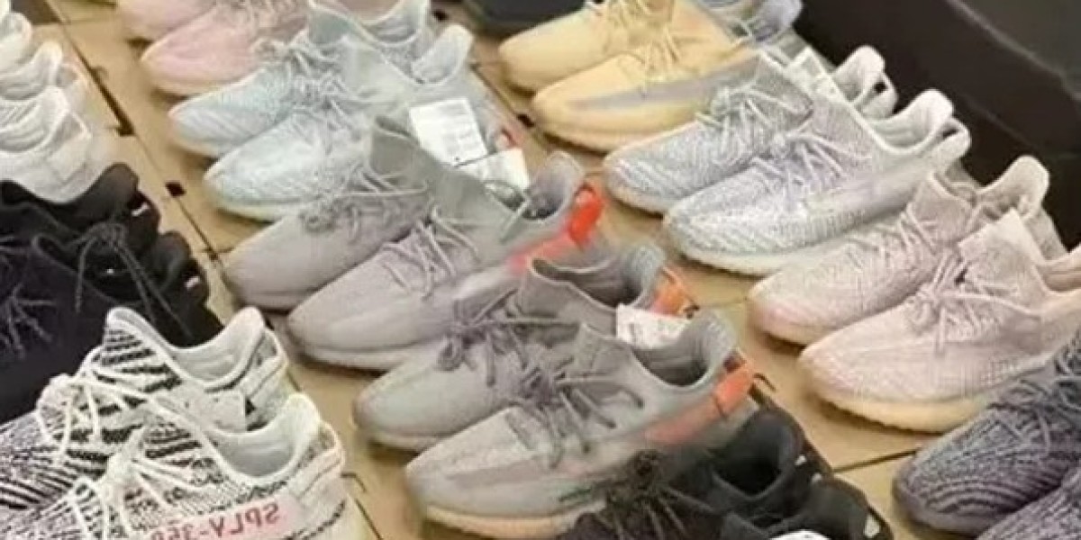 Yeezy 家族最具號召力的鞋型，經典油漆條